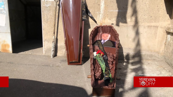 Граждане принесли гроб к дому Андраника Кочаряна